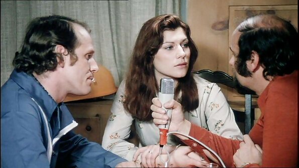 Šviesiaplaukė, kuri turi didelius papus, ima mėtyti pilvą