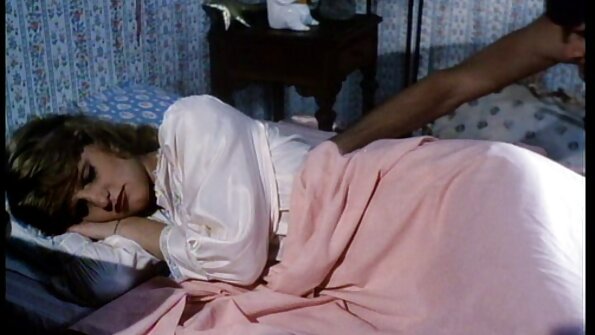 Šviesiaplaukė su seksualiomis krūtimis sėdi ant didelio pečių