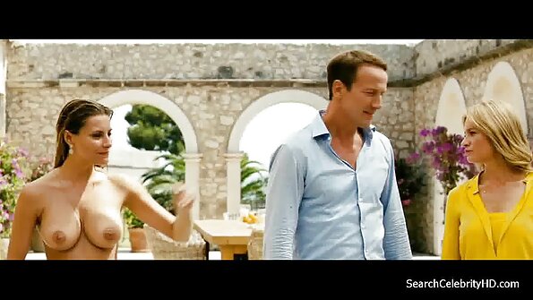 Nuotaka atsistoja, todėl ji sukuria tikrai seksualų vaizdo įrašą, kad išsilygintų