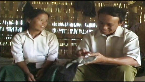 Brunetė su gražia pūlinga pakliuvo ant sofos