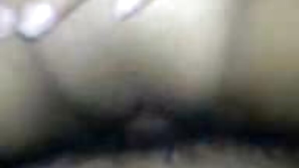 Viščiukas su natūraliais papais baigia pakliuvom į storą apvalų užpakalį