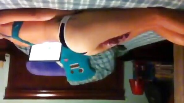 Karšta mėgėja su dideliais papais ima savo lūpas ant penio