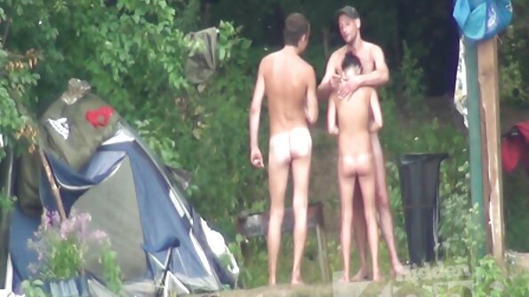 Seksuali šviesiaplaukė, kuri mėgsta čiulbėti, dovanoja savo meilužį