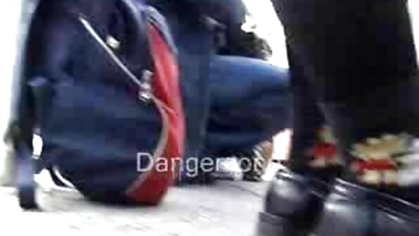 Seksualus daiktas, turintis mažus spenelius ant mažų papų, čiulpia gaidį