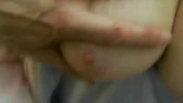 Solo mergina įsmeigia dildo į pūlingą, kad patirtų orgazmą prieš mus