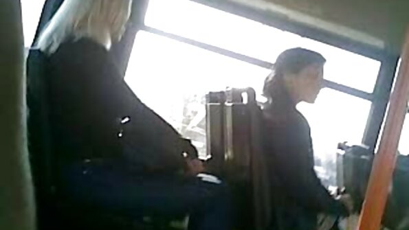 Brunetė rodo savo gražų veidą, kol ji laižo gaidį