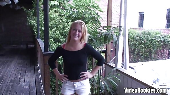 Brunetė turi porą masyvių natūralių papų ir jai juos patinka