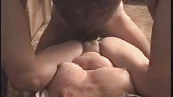 Šiame vaizdo įraše krūtinė Azijos bimbo plačiai atveria kojas