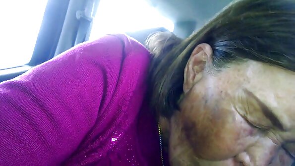 Ant raudonos sofos pakliuvo juodas jauniklis su gražiomis krūtimis