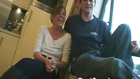 Juodasis bičiulis dulkina karštą milfę, o kėkštas ją stebi