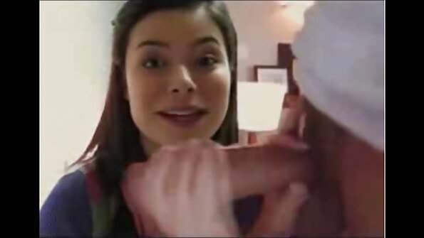 Šviesiaplaukė yra saulėje ir jos šlapia pūlinga pakliuvo