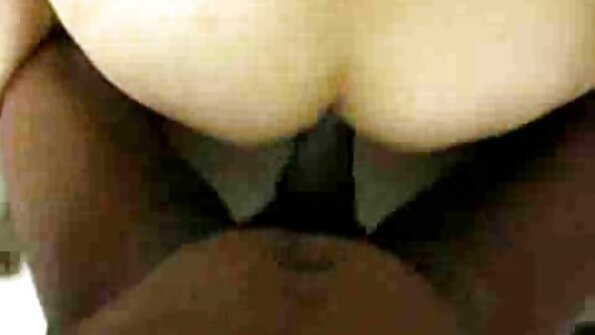 Šviesiaplaukė su mažais papais pakliuvom ant sofos šlapioje pūlingoje