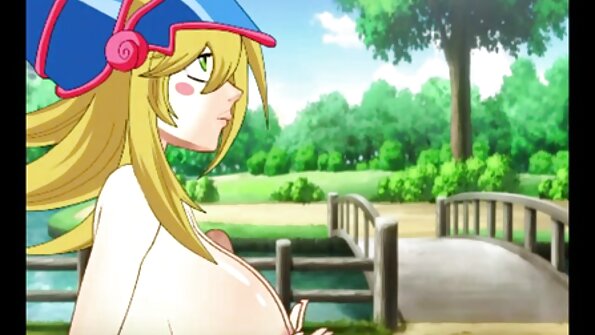 Šviesiaplaukė su aukštakulniais ir seksualia pūlinga masažuoja savo šipulį