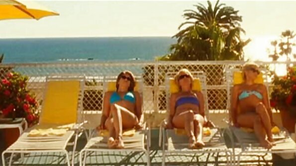 Šviesiaplaukė moteris užsiima tarprasiniu seksu su juodaodžiu bičiuliu