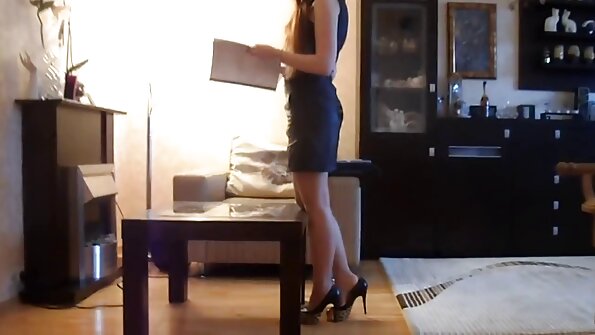 Ant šios sofos analiai pakliuvoma brunetė su gražiu aptemptu užpakaliu