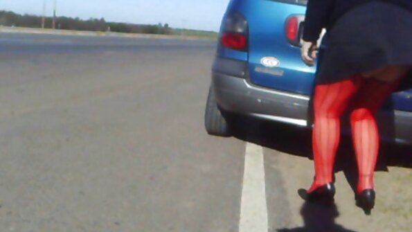 Brunetė su miela pūlinga šiandien sėdi ant savo partnerio