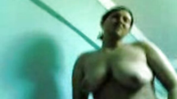 Brunetė mažomis krūtimis labai mėgsta analinį seksą