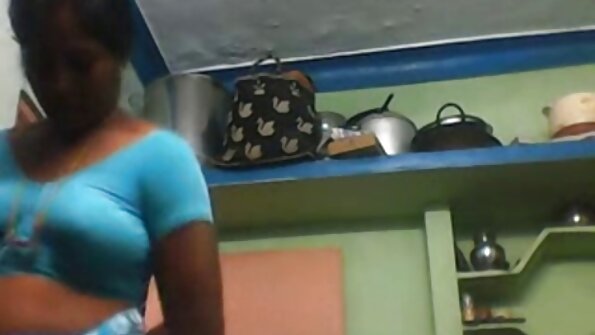 Busty milf su netikromis papais yra pakliuvom ant stalo tikrai sunkiai