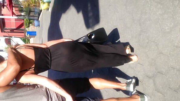 Ant lovos guli šurmulys su didžiuliais papais, pakliuvom jos trokštančio partnerio