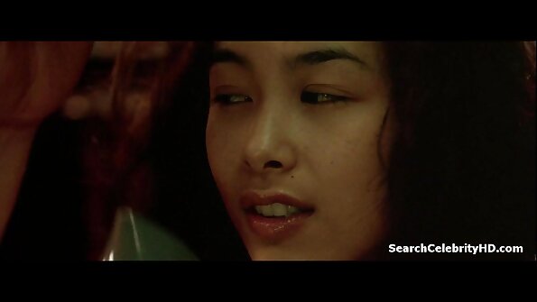 Nuostabi mažylė savo šlapią vyšnią stimuliuoja dideliu žaislu