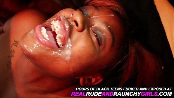 Anoreksiško kūno liesa bimbo gauna penį jai į veidą