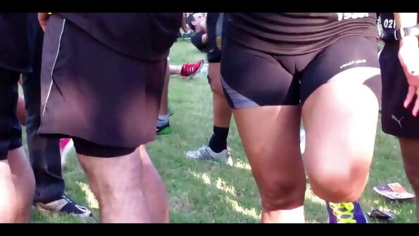 Krūtinga moteris juodais plaukais deda savo šikną ant penio