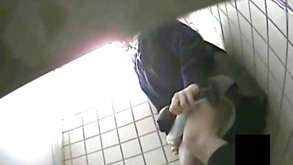 Didelis asilas blondinas su seksualiu užnugariu vis mušamas į savo šiurpą