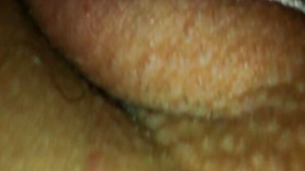 Didelis vaikinas, turintis didelį gaidį, dulkina blondinę ant stalo