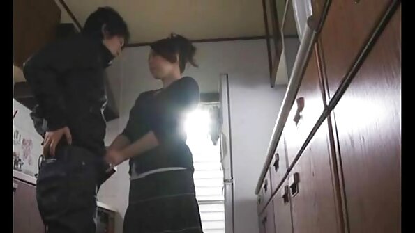 Blondinė yra sumuštinyje tarp dviejų vaikinų labai karštame trejetuke