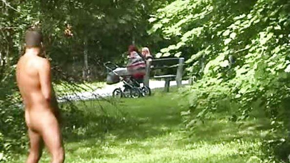 Liekno kūno blondinė labai stipriai laižoma ir dulkinama