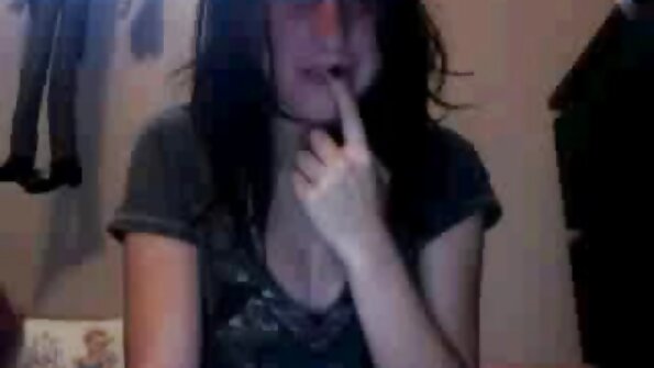 Šviesiaplaukė, kuri mėgsta žįsti penį, dulkinasi vėsiame vandenyje