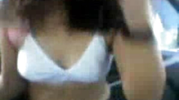 Šviesiaplaukė su karštu apvaliu užpakaliu į gerklę nustumia gaidį