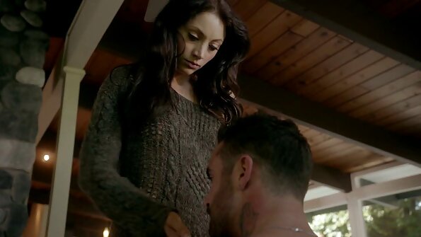 Šviesiaplaukė su išsipūtusiais speneliais ant didelių papų sunkiai daužosi