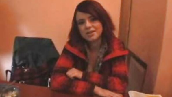 Šviesiaplaukė su tatuiruotėmis ir dideliais papais įklimpsta į savo varpą