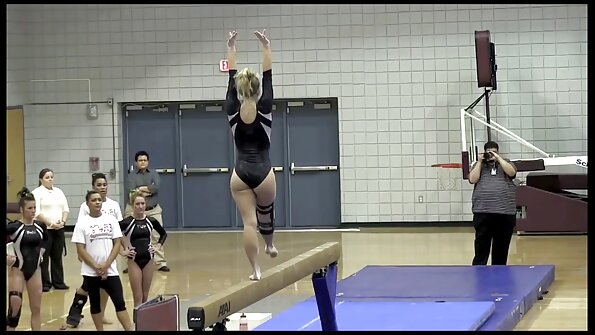 Brunetė su seksualiu užpakaliu prieš mus laižo didelį gaidį