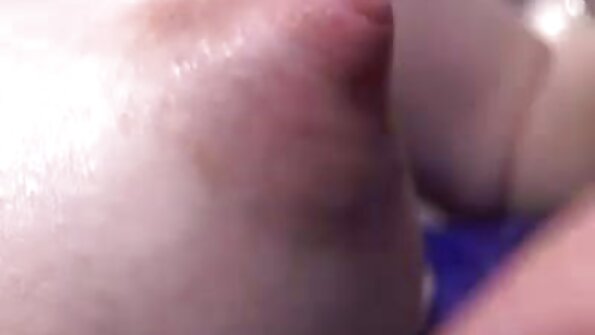 Brunetė su seksualiomis poromis kojų laižo jos vyro