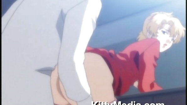 Brunetė su seksualiu apvaliu užpakaliu sėdi ant kieto didelio gaidžio