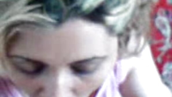 Jauniklis, kuris yra po eglute, yra nuogas ir karštas