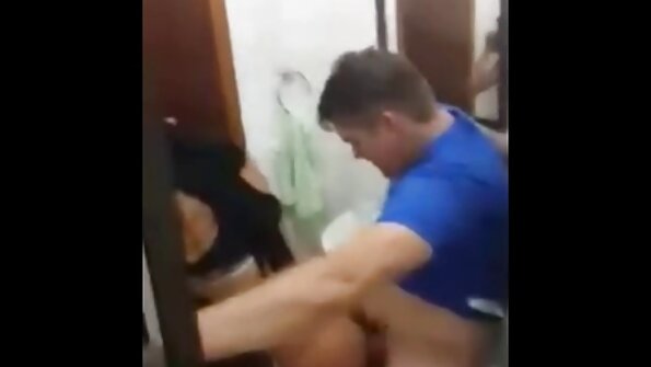 Kūdikis su gražiu dideliu apvaliu užpakaliu yra ant kieto didelio penio