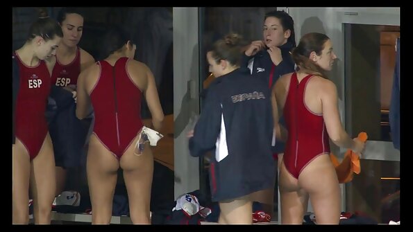 Graži moteris čia pažadina savo vyrą karštu rytiniu seksu