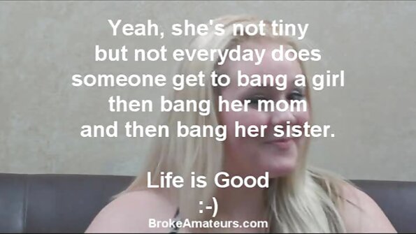 Didelis asilas juodas jauniklis gauna baltą gaidį savo šipulyje