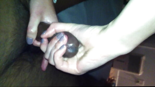 Bimbo su mažais papais čiulpia didelę sunkią erekciją