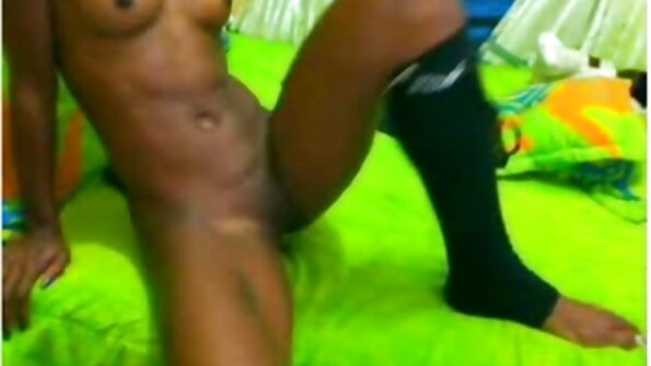 A blondine su ilgais plaukais vis jos šlapias pūlingas pakliuvom sunkiai