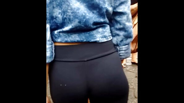 Ant didelio gaidžio sėdi brunetė su gražia pūlinga