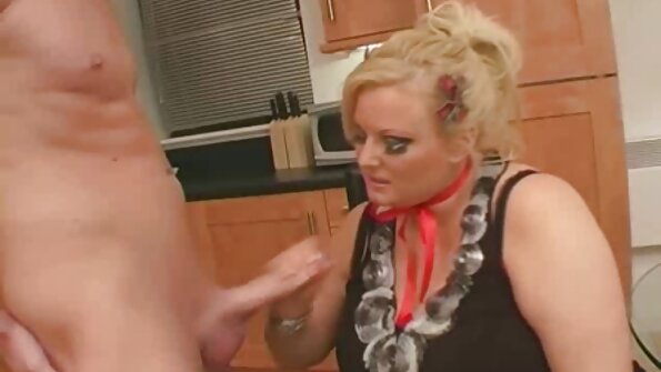 Jauniklis laižo savo šikną ant iškylos stalo