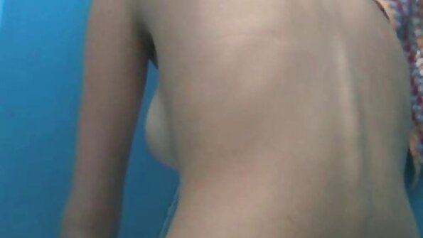 Gražus dalykas su garbanotais plaukais ilsisi ir dulkinasi ant žolės