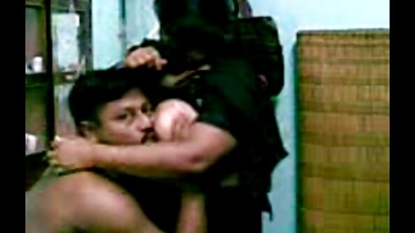 Raudonplaukė deda burną aplink gaidį, kad jį tinkamai čiulptų