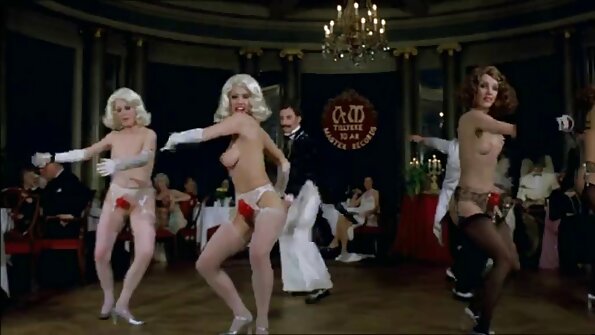 Seksualią boso žmoną suvilioja šis didelis vyras savo namuose