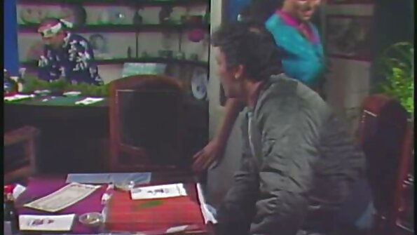 Seksuali brunetė, kuri mėgsta analinį analinį, pakliuvom į užpakalį