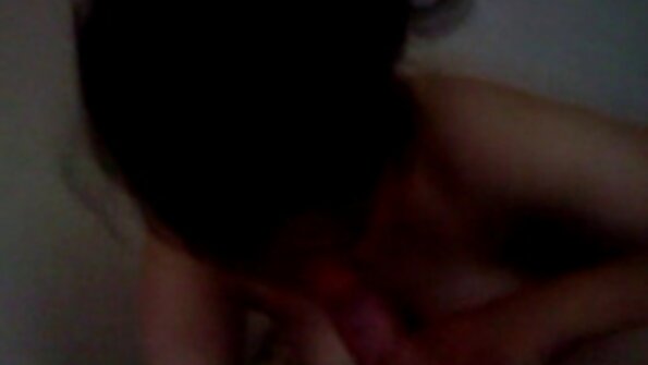 Aukšta kalė su dideliais papais įsmeigia keletą centimetrų gaidžio į savo šiurpą